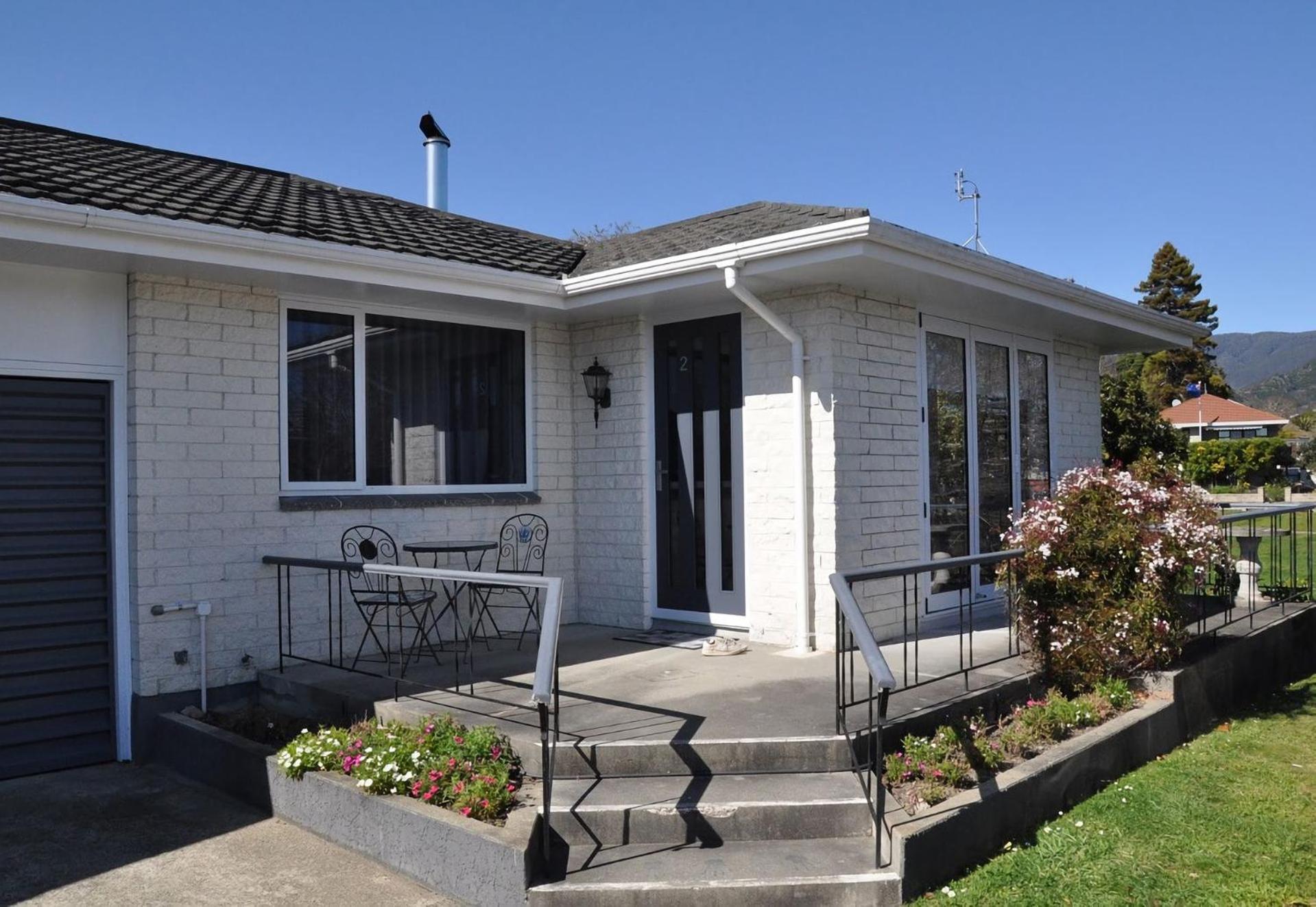 Sunny Riverside Retreat Nelson Exterior photo